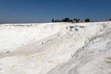 Denizli, hindi, 4 Şubat 2022: Karbonat gün batımında doğal havuzları geziyor, Pamukkale, Türkiye