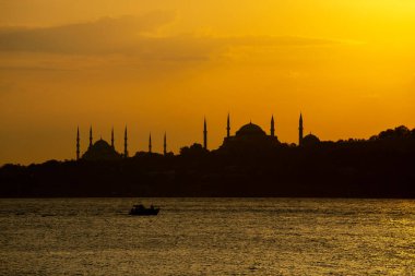 Eminonu şehrinin arka planında cami siluetleri var.
