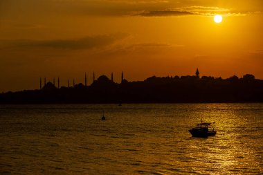 Eminonu şehrinin arka planında cami siluetleri var.