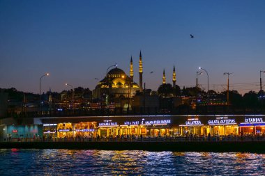 İstanbul, Türkiye, 11 Eylül 2023: Arka planda Galata Köprüsü ve Süleyman Camii