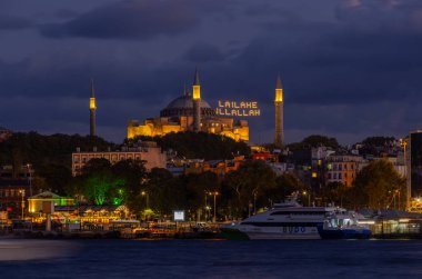 İstanbul, Türkiye, 11 Eylül 2023: AYASOFYA. Ayasofya Büyük Camii (Türkçe: Ayasofya-i Kebir Cami-i Serifi). Ramazan 'da Mahya ile cami. Çevirisi: Allah 'tan başka tanrı yoktur.