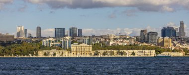 İstanbul, Türkiye - 11.09.2023: İstanbul 'un Avrupa tarafı ve İstanbul' un panoramik manzarası. Arka planda Dolmabahce Sarayı var. İstanbul 'da. İstanbul. Türkiye.