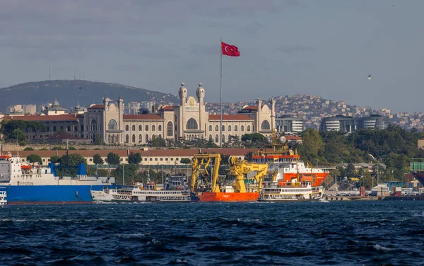 土耳其伊斯坦布尔 2023年9月11日 Haydarpaa卫生科学大学和前景中的货轮和客轮 — 图库照片