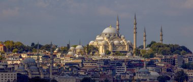 İstanbul, Türkiye, 11 Eylül 2023: Meşhur Rustem Paşa Camii, Yeni Cami ve Süleyman Camii, Boğaz, 