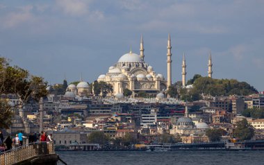 İstanbul, Türkiye, 11 Eylül 2023: Meşhur Rustem Paşa Camii, Yeni Cami ve Süleyman Camii, Boğaz, 