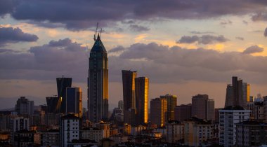 İstanbul, Türkiye, 18 Eylül 2023: Ataehir İlçesindeki gökdelenlerin akşam manzarası