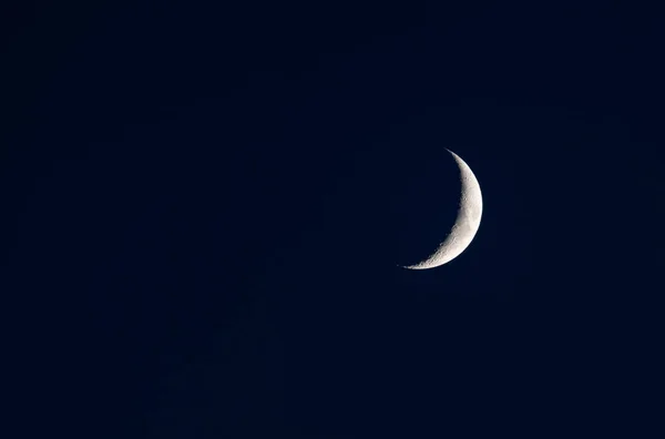平静的夜晚 晴朗的天空 一轮新月 — 图库照片