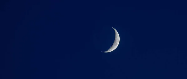 明るい空と落ち着いた夜に新しい月 — ストック写真