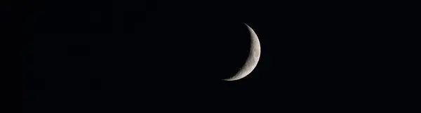 明るい空と落ち着いた夜に新しい月 — ストック写真