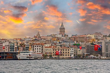İstanbul Karakolu 'nun buharlı gemileriyle deniz manzarası. ve Galata Kulesi. İstanbul Türkiye.