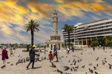 Günbatımında Konak Meydanı ve Saat Kulesi manzarası. Konak Meydanı İzmir 'de daha popüler bir turizm merkezi.