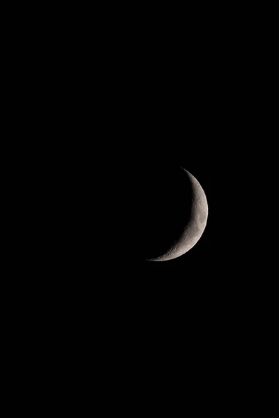 平静的夜晚 晴朗的天空 一轮新月 — 图库照片