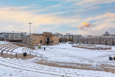 Sivas, Türkiye, 24 Ocak 2022: Sivas Buruciye Madrasah Seljuk dönemi 1271 yılında inşa edilmiştir. Medresenin geçidi. Portal 'daki taş işçiliği Seljuk sanatı izleri taşıyor..