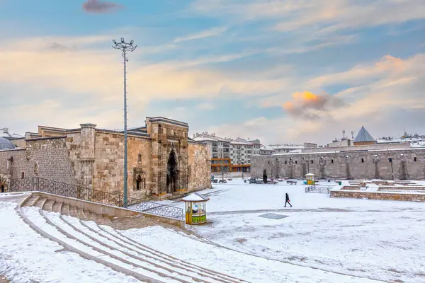 Sivas, Türkiye, 24 Ocak 2022: Sivas Buruciye Madrasah Seljuk dönemi 1271 yılında inşa edilmiştir. Medresenin geçidi. Portal 'daki taş işçiliği Seljuk sanatı izleri taşıyor..