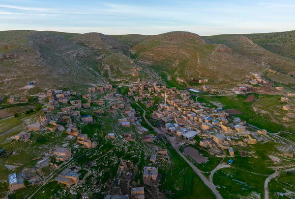 Mardin 'in Savur ilçesine bağlı olan Serenli Köyü, tarihi ve doğası ile etkilenir..