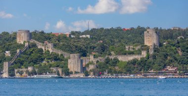 İstanbul, Türkiye, 23.07.2017, arka planda Rumeli Kalesi ile İstanbul Boğazı Kıtalararası Yüzme Yarışması yüzücülerinin görüntüleri