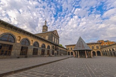 Türkiye 'nin Diyarbakır' daki Büyük Camii şehrin en güzel mimarisi arasındadır. Büyük Cami bir kamu binası ve özel mülk değildir..