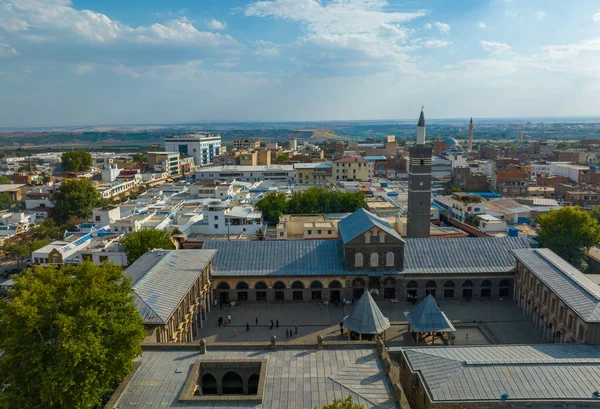 Türkiye 'nin Diyarbakır' daki Büyük Camii şehrin en güzel mimarisi arasındadır. Büyük Cami bir kamu binası ve özel mülk değildir..