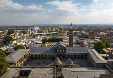 Türkiye 'nin Diyarbakır' daki Büyük Camii şehrin en güzel mimarisi arasındadır. Büyük Cami bir kamu binası ve özel mülk değildir..