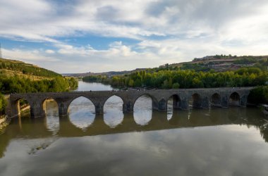 Diyarbakır, Türkiye tarihi on gözlü köprü manzarası (Gözlü kopru 'da))