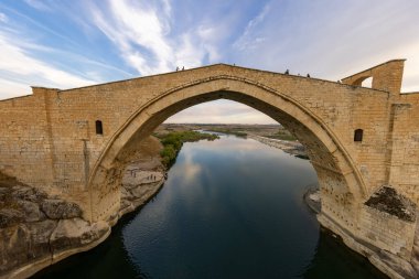 Malabadi Köprüsü, Türkiye 'nin güneydoğusundaki Silvan ilçesi yakınlarındaki Batman Nehri' ne uzanan bir kemer köprüdür..