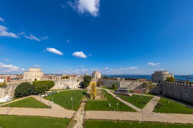 İstanbul, Trkiye, 13 Ekim 2023: Yedikule Şatosu veya Yedikule Şatosu İstanbul 'un antik bir sembolüdür. Yazın İstanbul 'un güzel manzarası. Fatih bölgesinde deniz kıyısının panoraması.