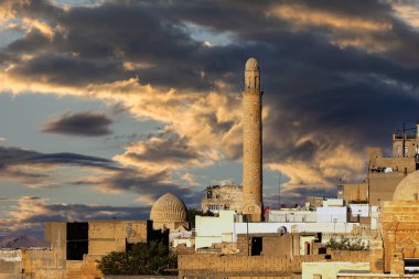 Türkiye 'nin güneydoğusunda yer alan Mardin Şatosu ile Eski Mardin' in (Eski Mardin) antik ve taş evleri