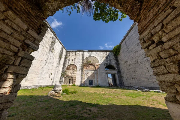 Yedikule Zindanları (Yedikule Kalesi olarak da bilinir) Bizans kara duvarlarının kavşağındaki altın kapıdır. Güneşli bir günde İstanbul 'un önemli bir tarihi ve turistik sembolüdür.