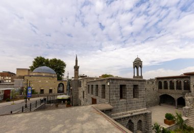 Sur, Diyarbakır, Türkiye - Ekim 09: 2023: Sur 'da yer alan Mar Petyun Chaldean Katolik Kilisesi ve Diyarbakır' da dört ayaklı Minare adlı eşsiz minareye yakın plan görüntüsü