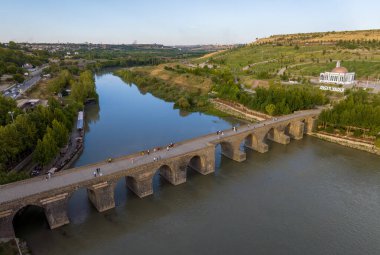 Tarihsel on gözlü köprü görünümü (gozlu kopru üzerinde)