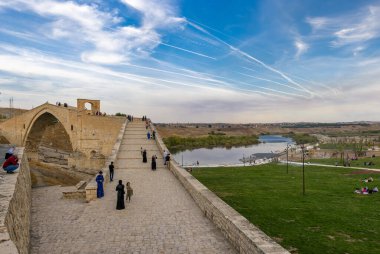 Malabadi Köprüsü, Türkiye 'nin güneydoğusundaki Silvan ilçesi yakınlarındaki Batman Nehri' ne uzanan bir kemer köprüdür..
