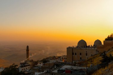 Mardin 'de alacakaranlıkta Zinciriye Medresesi veya Sultan İsa Madrasa' nın çatısı, 