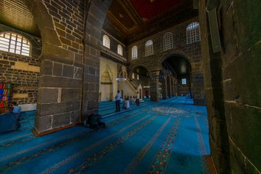 Türkiye 'nin Diyarbakır' daki Büyük Camii şehrin en güzel mimarisi arasındadır. Büyük Cami bir kamu binası ve özel mülk değildir..