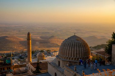 Mardin 'de alacakaranlıkta Zinciriye Medresesi veya Sultan İsa Madrasa' nın çatısı, 