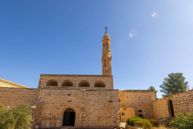 Mor (Mor) Hobil Mor Abrohom Manastırı. Mardin 'in Midyat ilçesine bağlı. Manastır kapısı ve dini semboller.