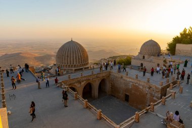 Mardin 'de alacakaranlıkta Zinciriye Medresesi veya Sultan İsa Madrasa' nın çatısı, 