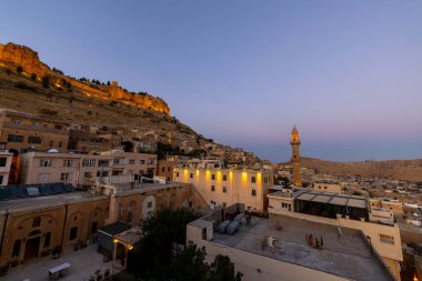 Türkiye 'nin güneydoğusunda yer alan Mardin Şatosu ile Eski Mardin' in (Eski Mardin) antik ve taş evleri