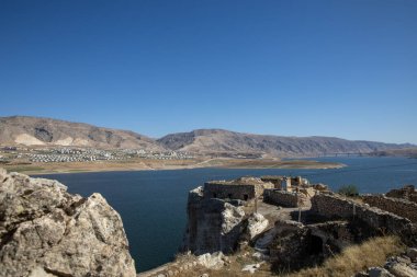 Makale şehrinin güzel manzaraları hindinin anahtarına sahip..
