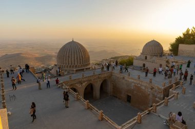 Mardin 'de alacakaranlıkta Zinciriye Medresesi veya Sultan İsa Madrasa' nın çatısı, 