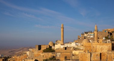 Türkiye 'nin güneydoğusunda yer alan Mardin Şatosu ile Eski Mardin' in (Eski Mardin) antik ve taş evleri