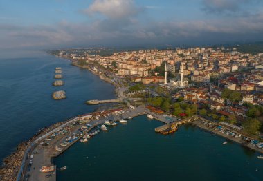 Duzce, Türkiye, 19 Mayıs 2023: Duzce ilindeki Akcakoca Kasabası kıyı manzarası