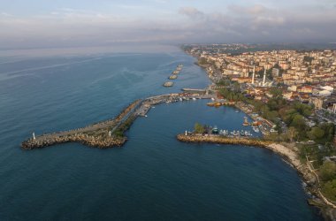 Duzce, Türkiye, 19 Mayıs 2023: Duzce ilindeki Akcakoca Kasabası kıyı manzarası