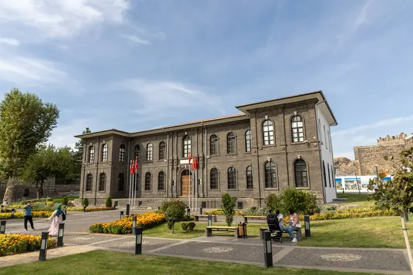 Diyarbakır 'daki Atatürk Müzesi' nin yanındaki Diyarbakır Valiliği binası