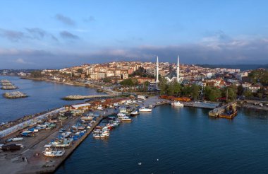 Duzce ilindeki Akcakoca Kasabası kıyı manzarası