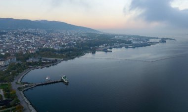 Kocaeli ili İzmit Körfezi çevresinde Marmara Denizi 'nin en doğusunda yer almaktadır..