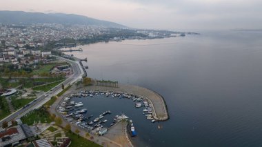 Kocaeli ili İzmit Körfezi çevresinde Marmara Denizi 'nin en doğusunda yer almaktadır..