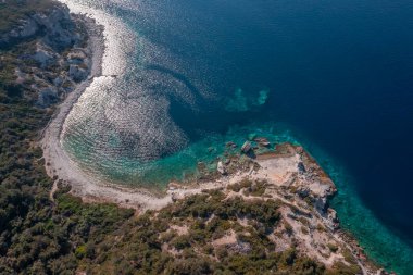 Fotoğraf İzmir 'in Foca ilçesindeki yelkenli kayaları alanında çekilmiştir..