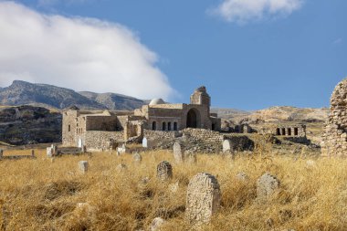 Makale şehrinin güzel manzaraları hindinin anahtarına sahip..