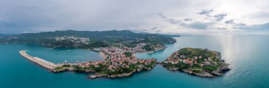 Karadeniz üzerindeki dağlardaki güzel şehir manzarası, Amasra. Amasra geleneksel Türk mimarisi