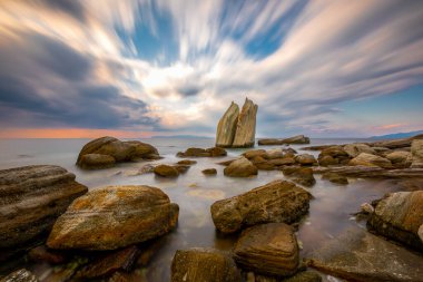 İzmir 'in Foca ilçesinde yelken kayaları alanında uzun pozlu fotoğraf.